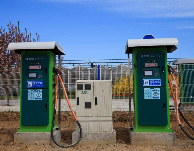 There is no electricity in the new energy vehicle road, no charging piles? A smart car owner is carrying a 